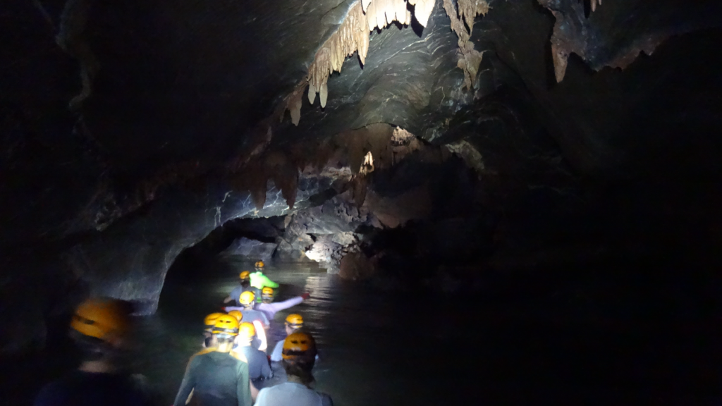 Expedição com a equipe da Oxalis dentro da caverna alagada Cold Cave, parte do trekking que vai até a caverna Hang En, uma das maiores do mundo.