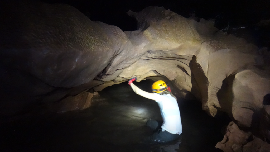 Explorando a caverna Cold Cave, caverna alagada no Phong Nha National Park, no Vietnã. A Cold Cave faz parte da expedição Hang En Adventure Cave Camp Expedition, da Oxalis.