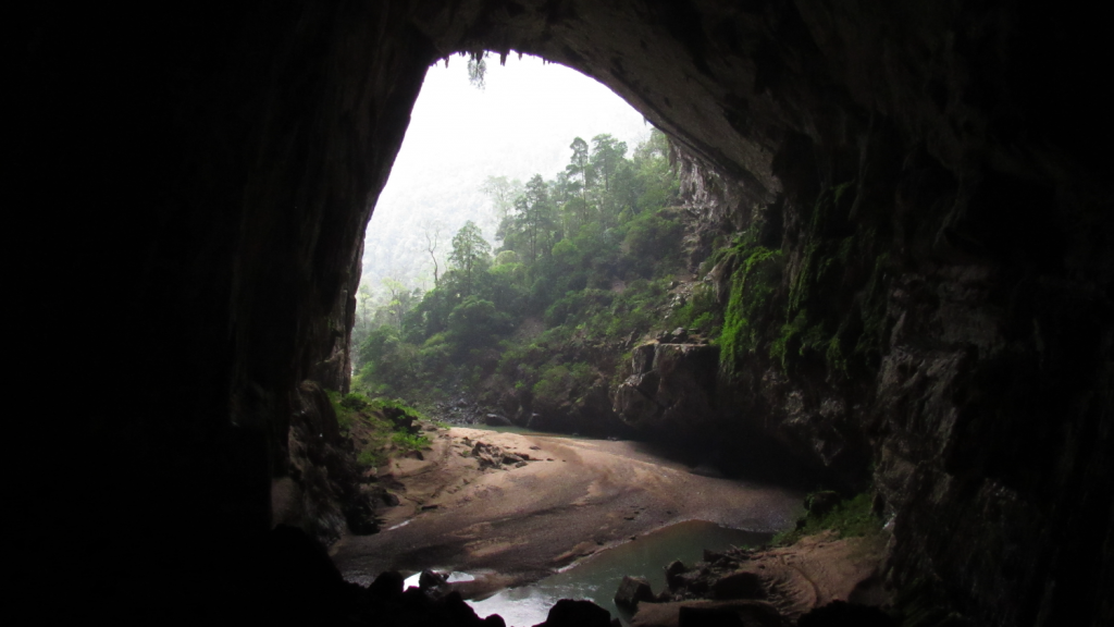 Entrada caverna Hang En, no Vietnã. Parte da nossa expedição de 2 dias no Parque Nacional de Phong Nha, no Vietnã. 2-day trekking expedition in Phong Nha National Park with Oxalis Vietnam.