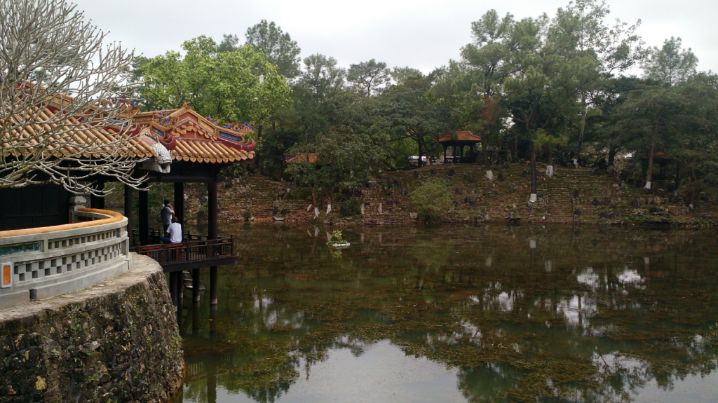 A tranquila tumba construída pelo imperador Tu Duc para si próprio em na antiga capital do Vietnã, Hue. Passeios guiados em Hue, Vietnam.