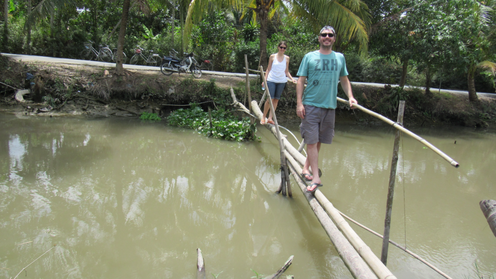 Cruzando pinguela em Delta do Mekong, no sul do Vietnã.