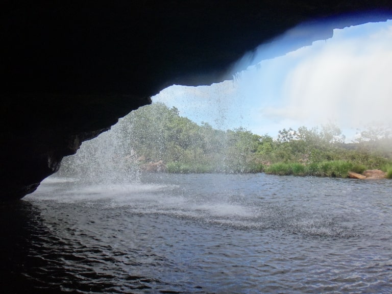 Vista de dentro da gruta em Delfinópolis, Minas Gerais